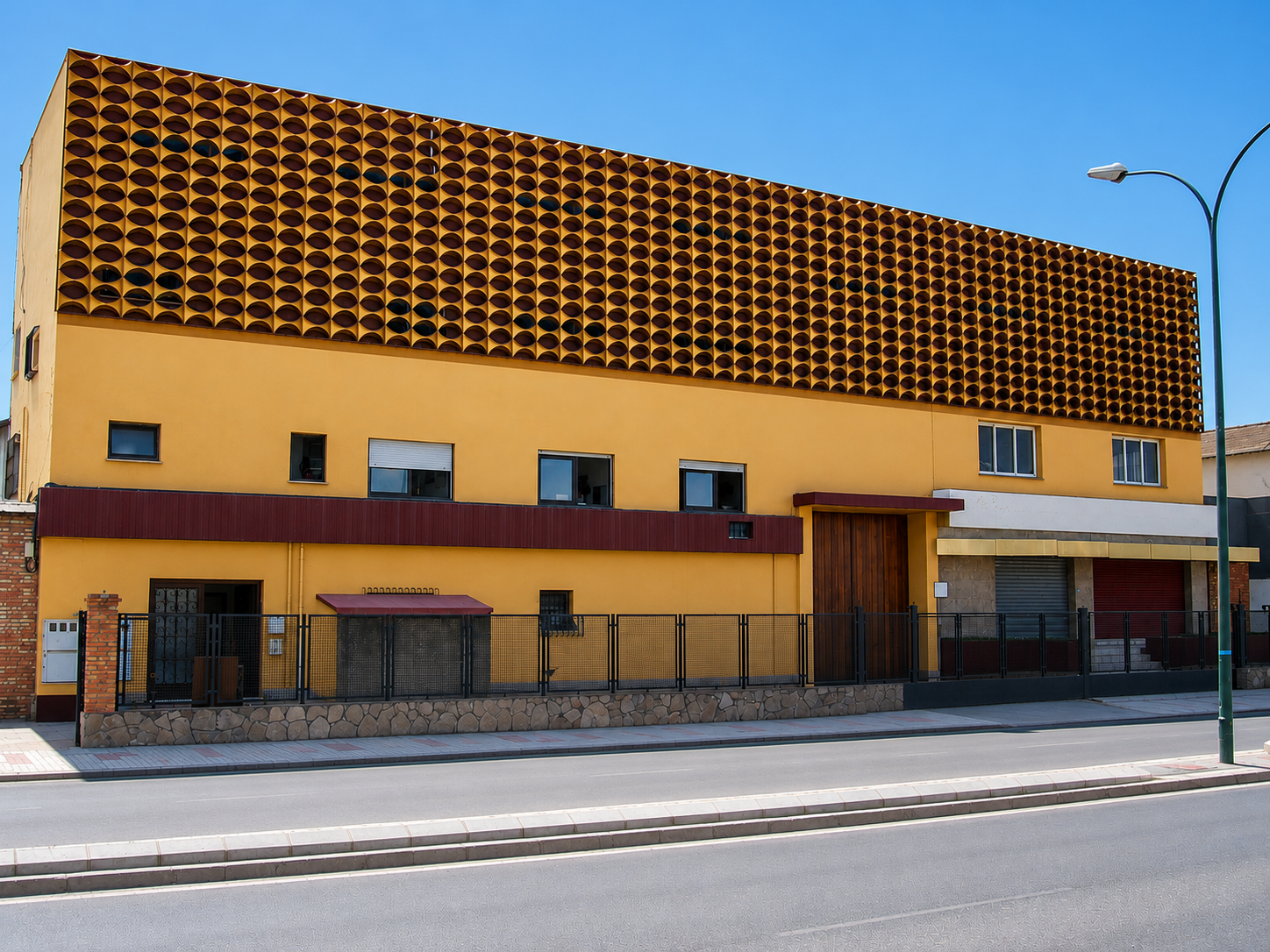 Fachada del edificio en Camino de San Rafael, Málaga